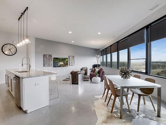 5601 Smetana Dr in Minnetonka, MN - Foto de edificio - Building Photo