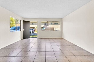 7878 Camino Tranquilo in San Diego, CA - Building Photo - Building Photo