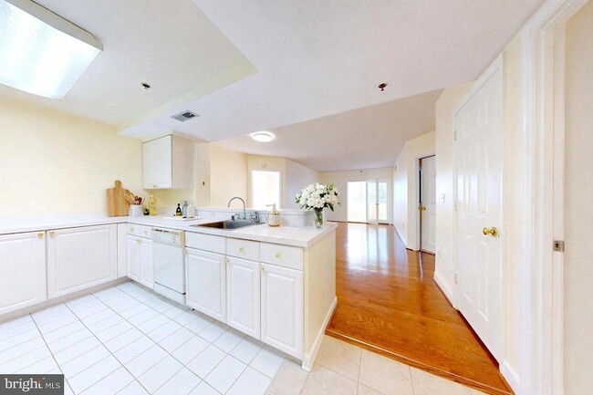 1045 N Utah St, Unit 308 in Arlington, VA - Foto de edificio - Building Photo