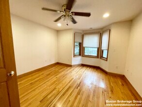 241 W 3rd St, Unit 2 in Boston, MA - Building Photo - Building Photo