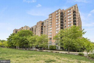 2451 Midtown Ave in Alexandria, VA - Building Photo