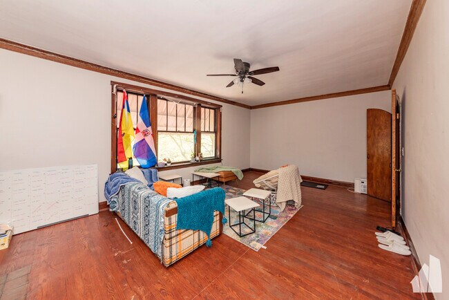 3310 W Armitage Ave, Unit 2E in Chicago, IL - Building Photo - Building Photo