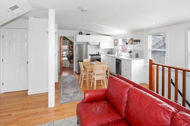 342 Spring St, Unit 3 in Newport, RI - Building Photo - Building Photo