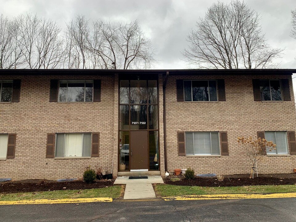 7132 Sanlin Dr in Coraopolis, PA - Building Photo