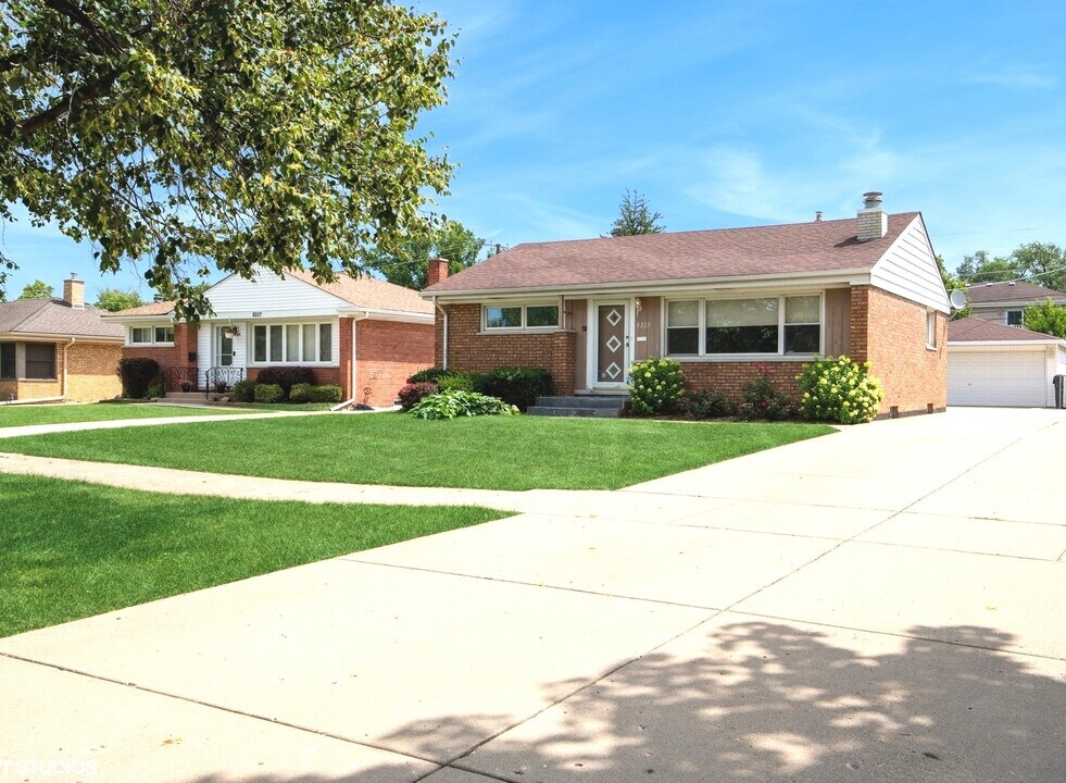 8223 Washington St in Niles, IL - Building Photo