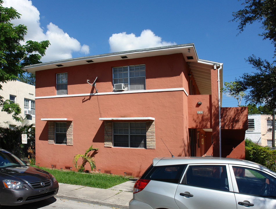 237 NE 32nd St in Miami, FL - Building Photo