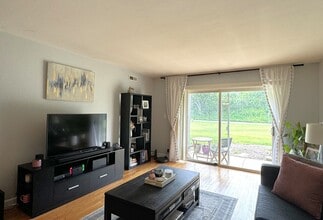 10S771 Clarendon Hills Rd in Willowbrook, IL - Building Photo - Building Photo