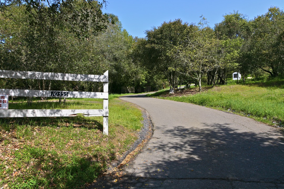 10355 Westside Rd in Healdsburg, CA - Foto de edificio