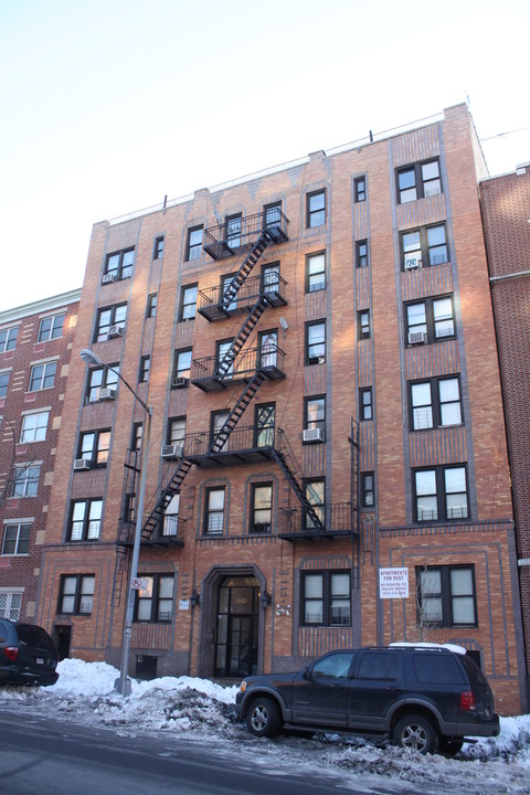 2610 University Ave in Bronx, NY - Building Photo