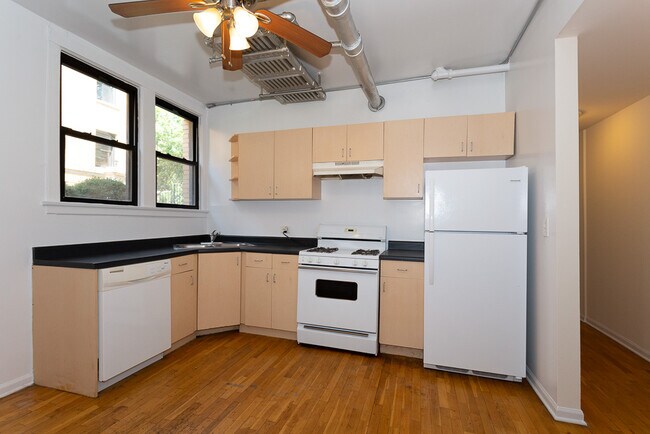 2418 N Sawyer Ave in Chicago, IL - Building Photo - Building Photo