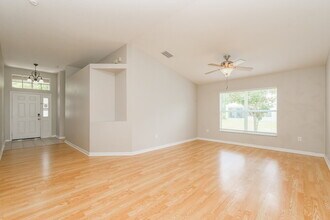 7817 Monarch Garden Cir in Apollo Beach, FL - Building Photo - Building Photo