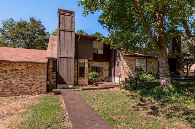 502 Hickory Dr in Huntsville, TX - Building Photo - Building Photo