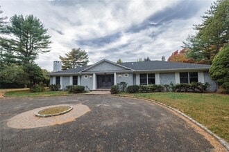 11 Geralind Dr in Syosset, NY - Building Photo - Building Photo