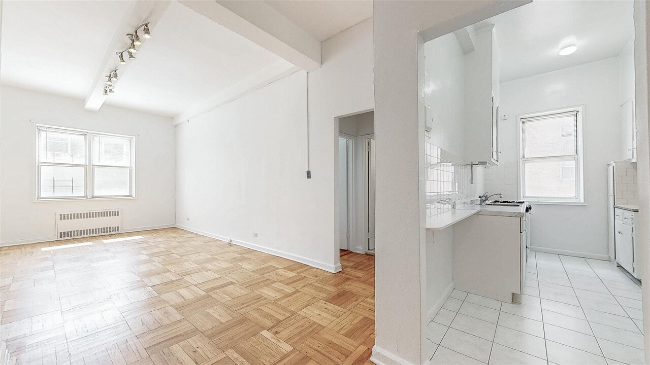 67-30 Clyde St in Queens, NY - Building Photo