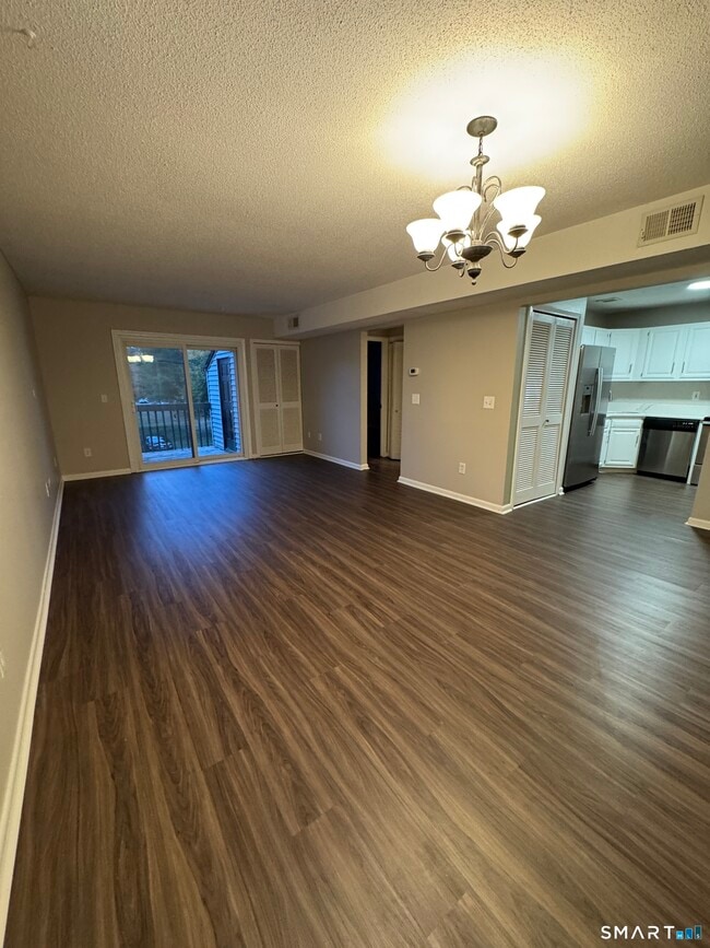 512 Twin Circle Dr in South Windsor, CT - Building Photo - Building Photo