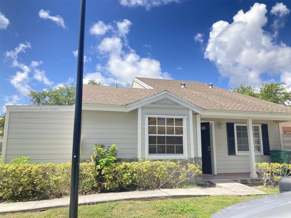 13753 SW 149th Cir Ln in Miami, FL - Foto de edificio
