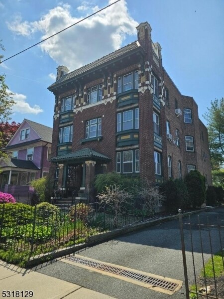 30 The Crescent in Montclair, NJ - Building Photo - Building Photo