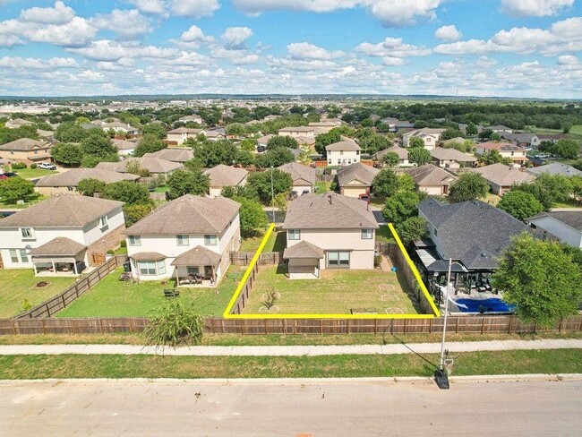 307 Grutsch Dr in Bastrop, TX - Foto de edificio - Building Photo