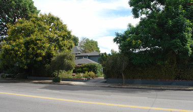 5244-5252 Whitsett Ave in Valley Village, CA - Building Photo - Building Photo