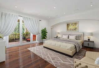 156 S Clark Dr in Beverly Hills, CA - Foto de edificio - Building Photo