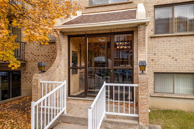 490 Clapin Pl in Laval, QC - Building Photo - Building Photo