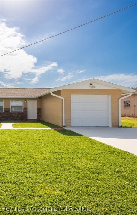 1314 Denise Ave in Sebring, FL - Foto de edificio