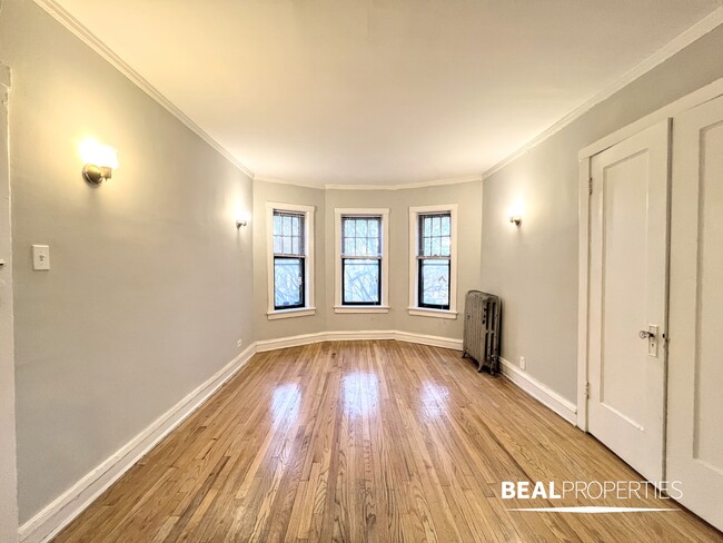 property at 4910 N Hoyne Ave