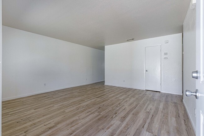 307-313 Almond Ave in Turlock, CA - Building Photo - Building Photo