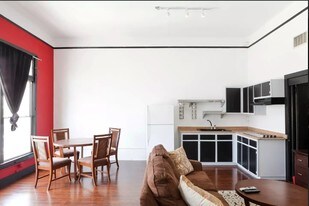 34 E Colorado Blvd, Unit A in Pasadena, CA - Building Photo