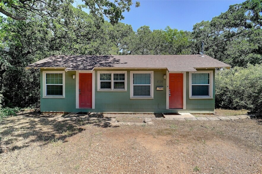 1402 W Congress St in Denton, TX - Building Photo
