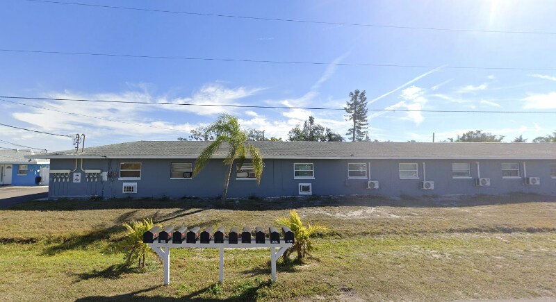 1128 Neptune Dr in Ruskin, FL - Building Photo