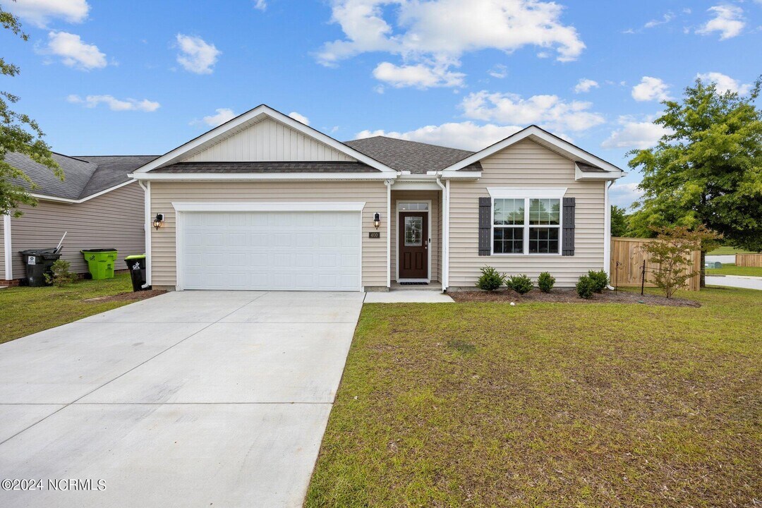 400 Louisia Mae Way in New Bern, NC - Building Photo