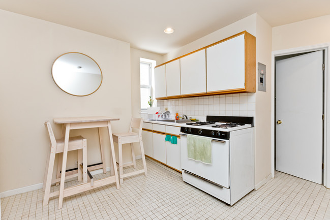 1555 N Milwaukee Ave-Unit -1555-22 in Chicago, IL - Building Photo - Building Photo