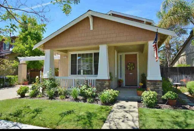 541 Jacaranda St in Brentwood, CA - Building Photo - Building Photo