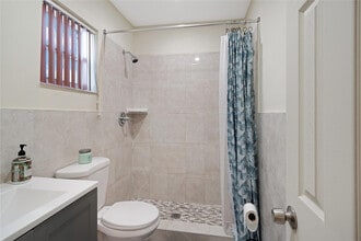 8453 Southampton Dr in Miramar, FL - Building Photo - Building Photo