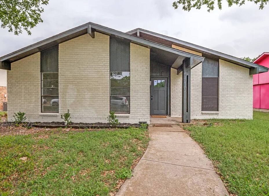 7310 Chinaberry Rd in Dallas, TX - Building Photo