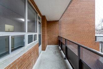 3085 Queen Frederica in Mississauga, ON - Building Photo - Building Photo