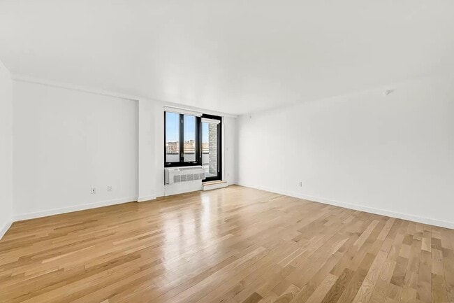 35-40 30th St in Queens, NY - Building Photo - Building Photo