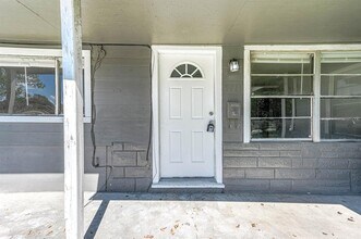 5711 Lyndhurst Dr in Houston, TX - Building Photo - Building Photo