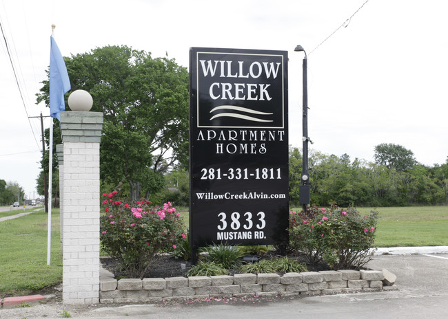 Willow Creek Apartment Homes in Alvin, TX - Building Photo - Building Photo