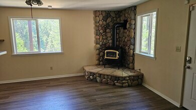 527 Sutter Ln in Lake Arrowhead, CA - Building Photo - Building Photo