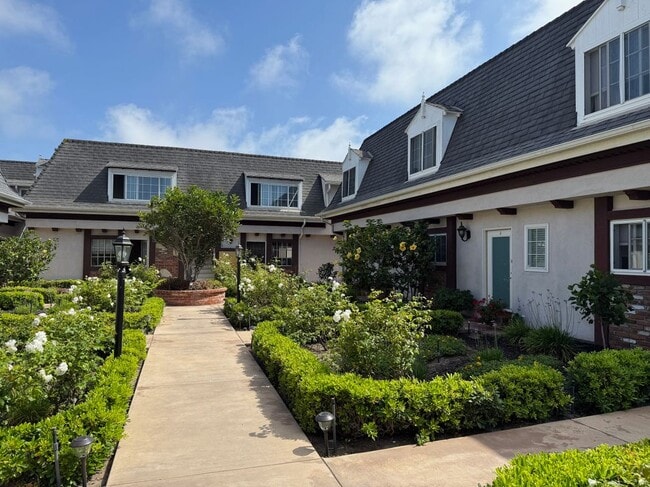 8130 Redlands St in Los Angeles, CA - Foto de edificio - Building Photo