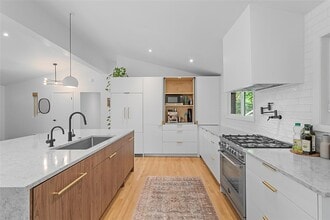 1140 Folkstone Dr in Pittsburgh, PA - Foto de edificio - Building Photo