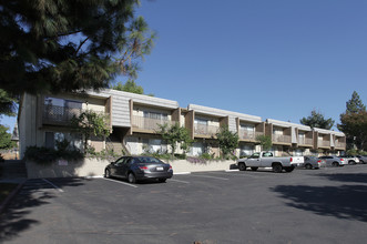 Granada Pueblo Apartments in Riverside, CA - Foto de edificio - Building Photo