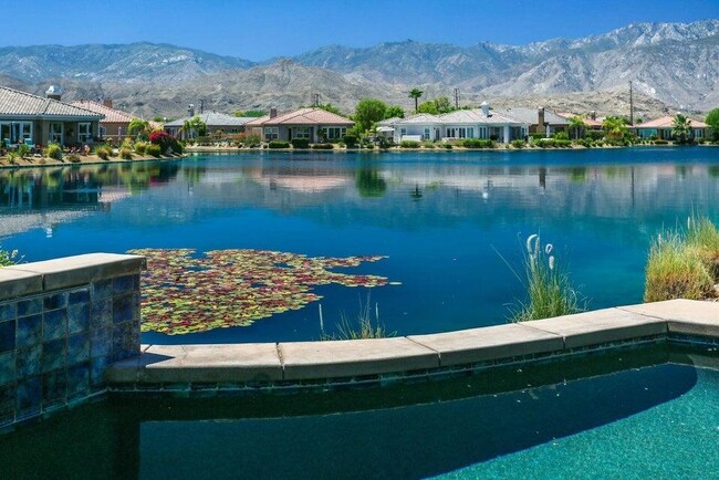 127 Shoreline Dr in Rancho Mirage, CA - Foto de edificio - Building Photo