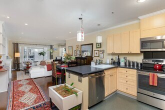 2717 Western Ave in Seattle, WA - Building Photo - Building Photo