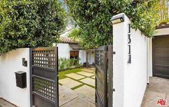 1514 Sunset Plaza Dr in Los Angeles, CA - Foto de edificio - Building Photo