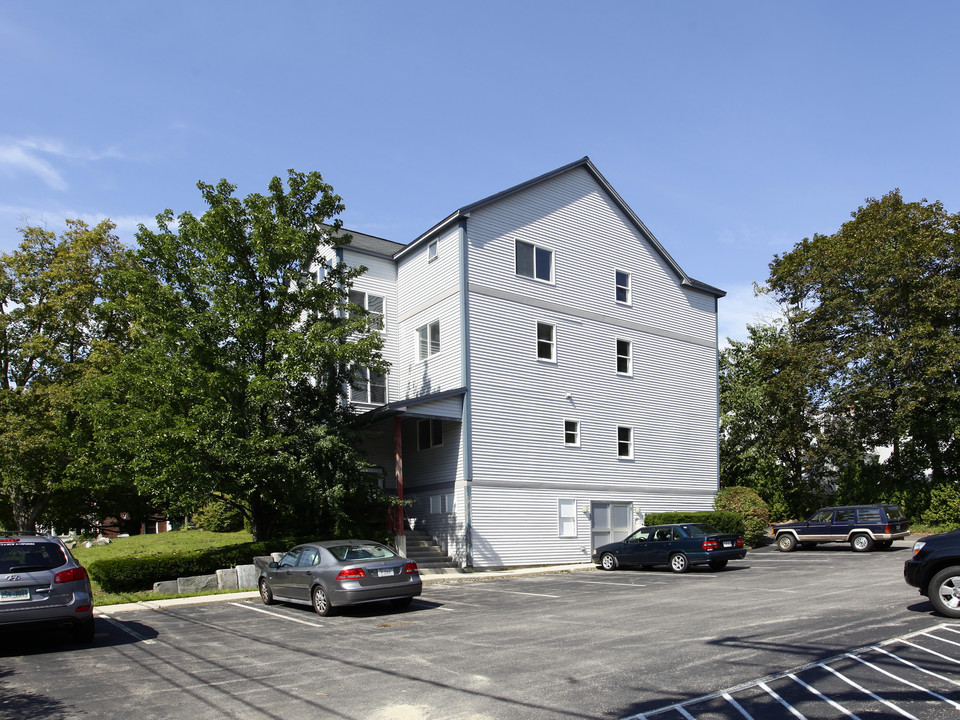 2 Strafford Ave in Durham, NH - Foto de edificio