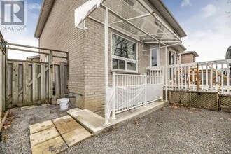 689 Leslie Valley Dr in Newmarket, ON - Building Photo - Building Photo