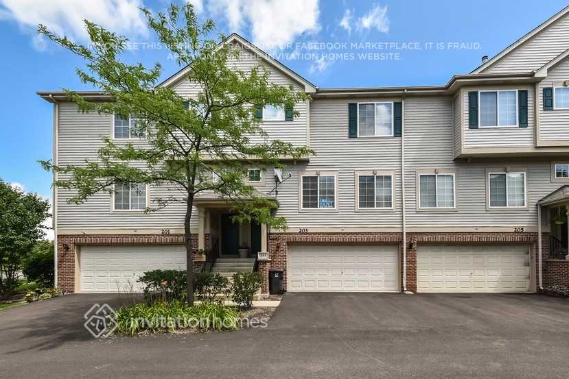 203 Monarch Dr in Streamwood, IL - Building Photo